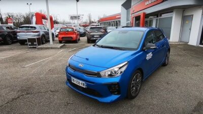Location d'une Kia Rio Berline bleue