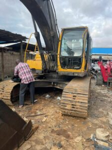 Pelle Volvo à louer