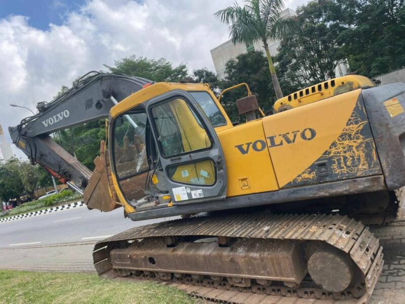 Pelle Volvo à louer