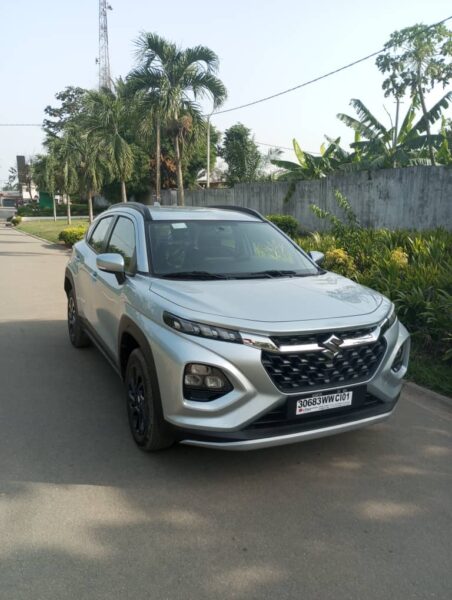 Location d'une Suzuki Fronx grise