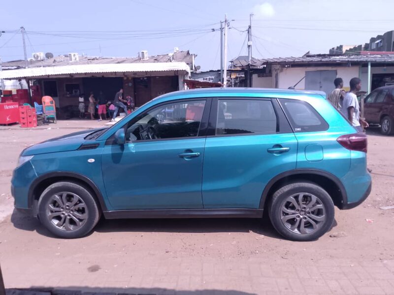 Location d'une Suzuki Vitara verte