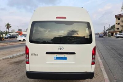 Location d'une Toyota Hiace 15 places