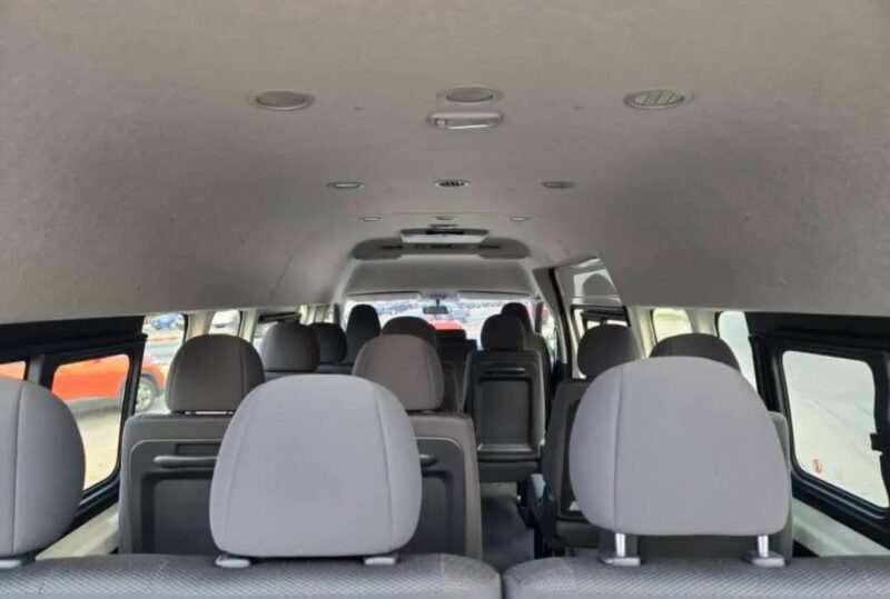 Location d'une Toyota Hiace 15 places