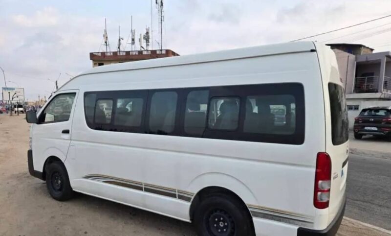 Location d'une Toyota Hiace 15 places