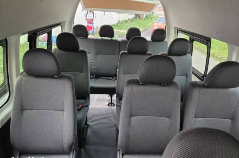 Location d'une Toyota Hiace 15 places
