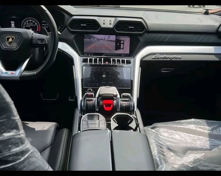 Location d'une Lamborghini Urus sur Abidjan