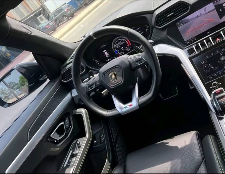 Location d'une Lamborghini Urus sur Abidjan