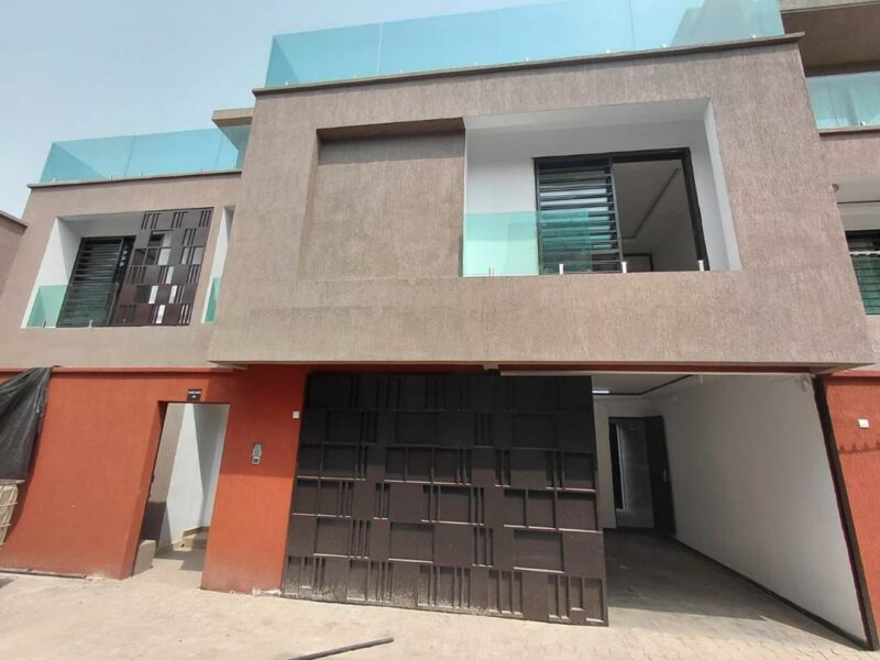 Location d'une Villa duplex de 5 pièces sur Bingerville