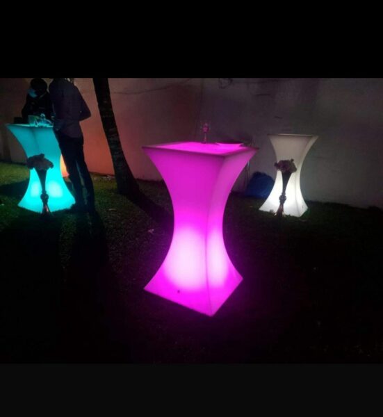 Location de mange table debout lumineux pour vos évènements