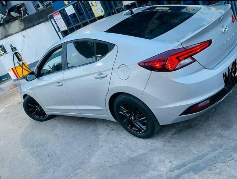 Location d'une Hyundai Elantra sur Abidjan