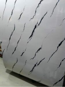 Décorateur en papier peint disponible pour tous vos travaux