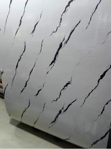 Décorateur en papier peint disponible pour tous vos travaux