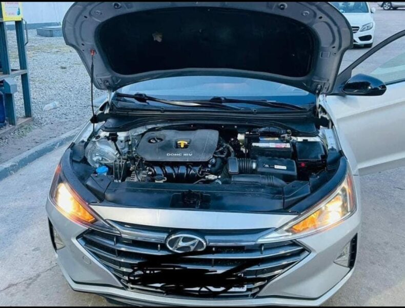 Location d'une Hyundai Elantra sur Abidjan