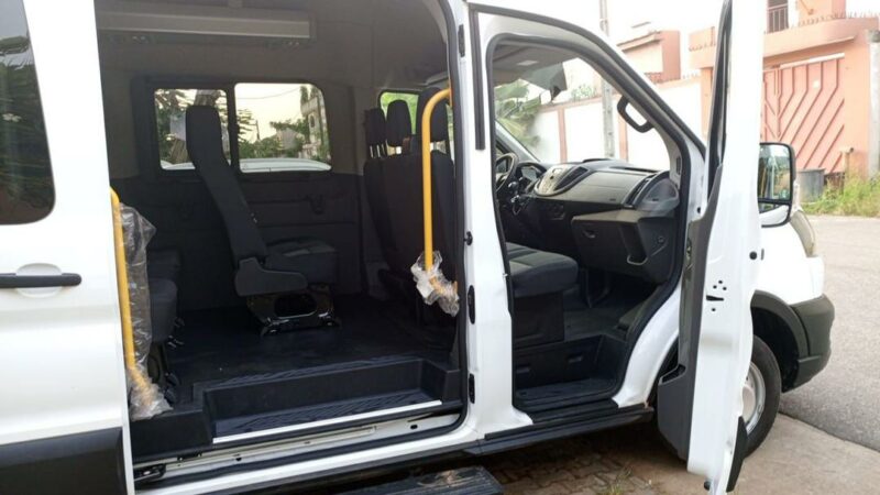 Location de Mini Bus Ford 18 places