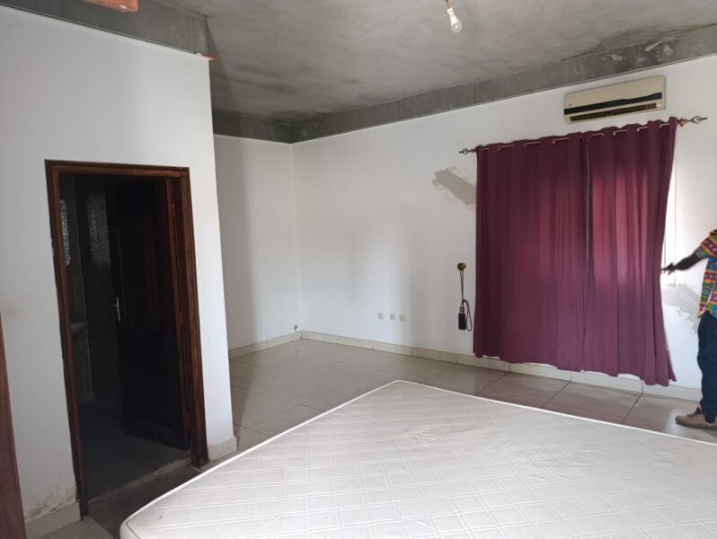 Location d'une villa duplex meublée de 4 pièces sur Abidjan