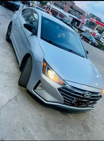 Location d'une Hyundai Elantra sur Abidjan