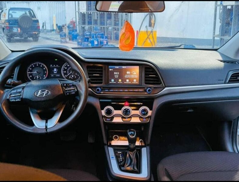 Location d'une Hyundai Elantra sur Abidjan
