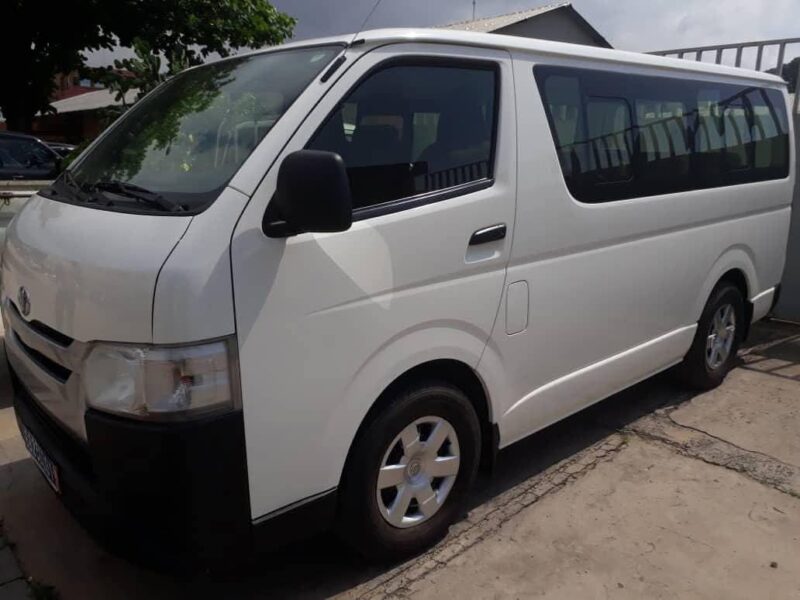 Location d'une Toyota Hiace de 11 places sur Abidjan