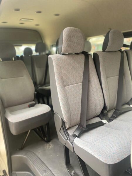 Location d'une Toyota Hiace de 11 places sur Abidjan