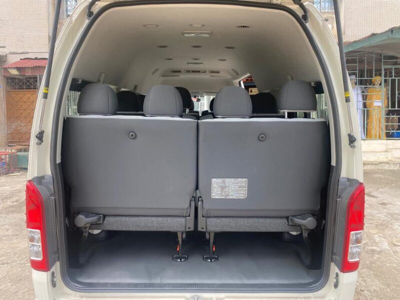Location d'une Toyota Hiace de 11 places sur Abidjan