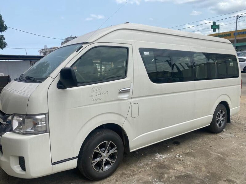 Location d'une Toyota Hiace de 11 places sur Abidjan