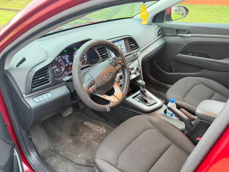 Location d'une Hyundai Elantra sur Abidjan