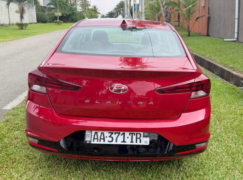 Location d'une Hyundai Elantra sur Abidjan