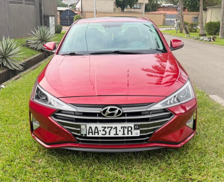 Location d'une Hyundai Elantra sur Abidjan