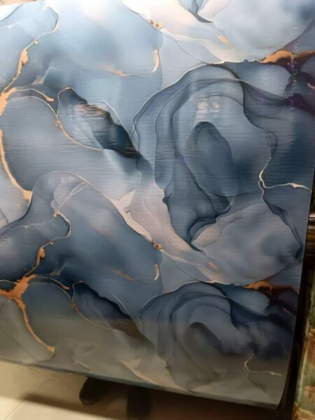 Décorateur en papier peint disponible pour tous vos travaux