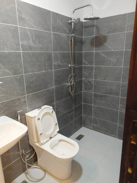 Location d'une villa basse de 5 pièces sur Cocody