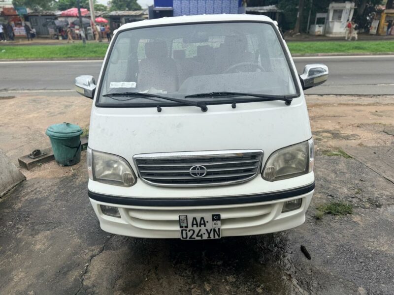 Location de minibus Toyota sur Abidjan