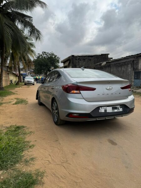 Location d'une Hyundai Elantra sur Abidjan