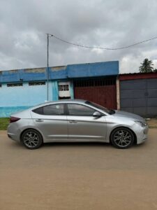 Location d'une Hyundai Elantra sur Abidjan