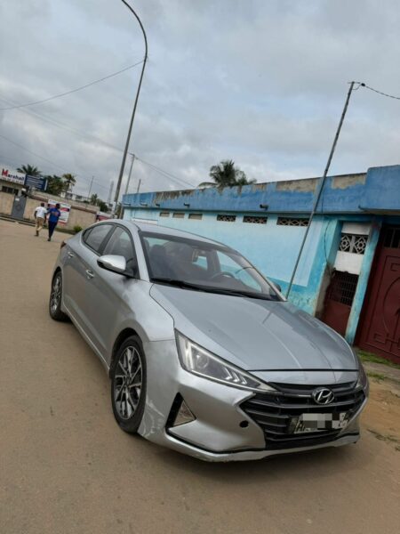 Location d'une Hyundai Elantra sur Abidjan