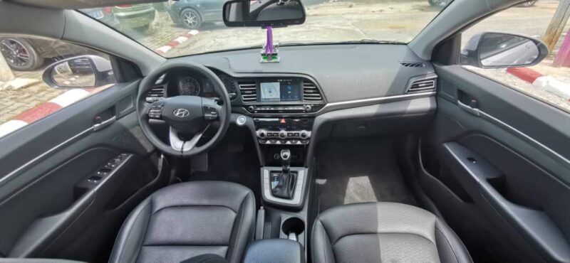 Location d'une Hyundai Elantra sur Abidjan