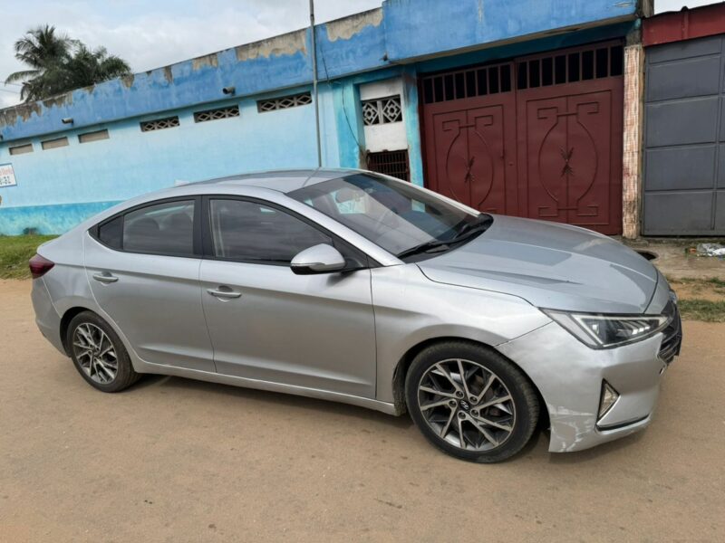 Location d'une Hyundai Elantra sur Abidjan