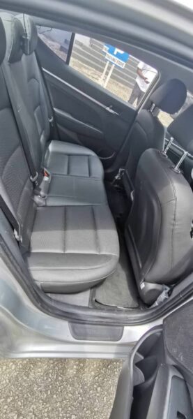 Location d'une Hyundai Elantra sur Abidjan