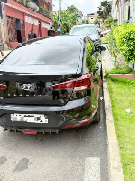 Location d'une Hyundai Elantra sur Abidjan