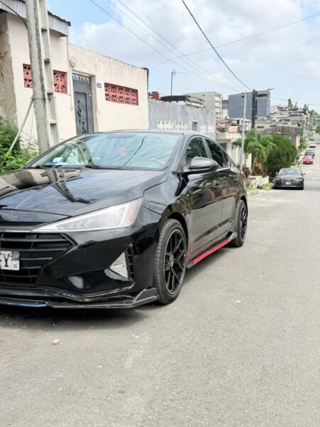Location d'une Hyundai Elantra sur Abidjan