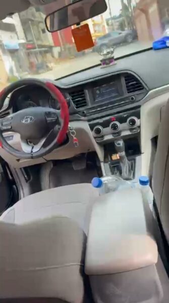 Location d'une Hyundai Elantra sur Abidjan