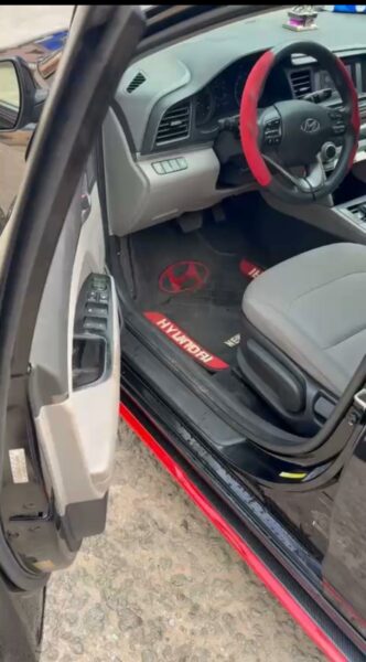 Location d'une Hyundai Elantra sur Abidjan