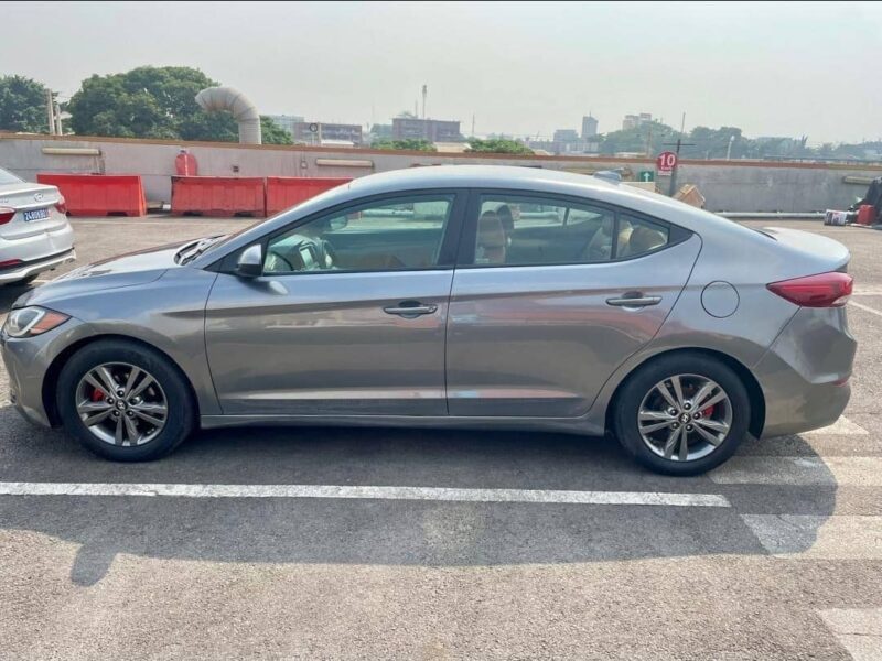 Location de Hyundai Elantra 2018 sur Abidjan