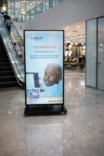 LOCATION – KAKÉMONOS / TOTEMS NUMÉRIQUES