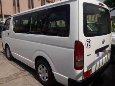 Location de Toyota Hiace 11 places sur Abidjan