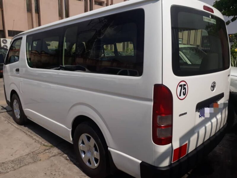 Location de Toyota Hiace 11 places sur Abidjan