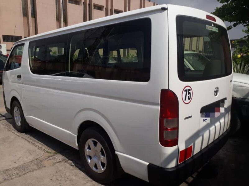 Location de Toyota Hiace 11 places sur Abidjan
