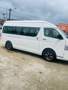 Location d'une Toyota Hiace 14 places sur Abidjan