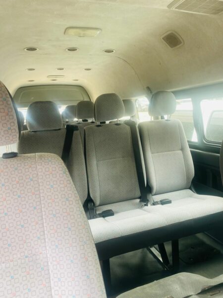 Location d'une Toyota Hiace 14 places sur Abidjan