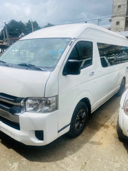 Location d'une Toyota Hiace 14 places sur Abidjan