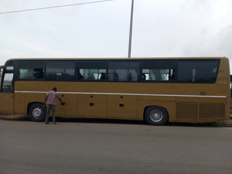 Location de car non climatisé de 60 places sur Abidjan
